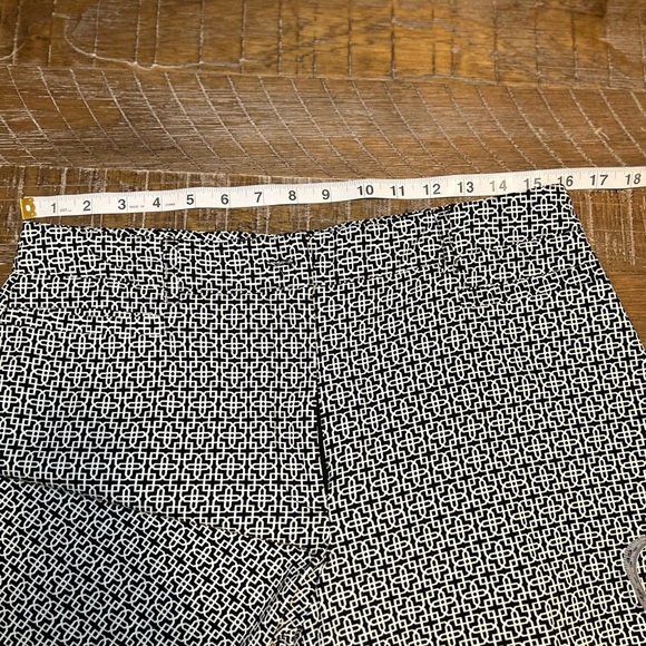 Counterparts Capris Monochrome Geometric Pants - Picture 4 of 11